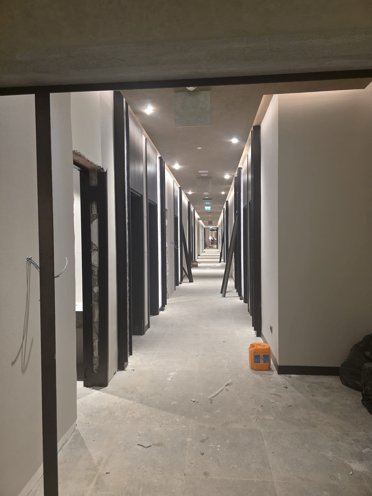 Otel Kat Koridorları & Lineer Aydınlatma